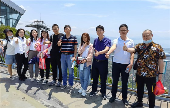 极悦注册领导合照